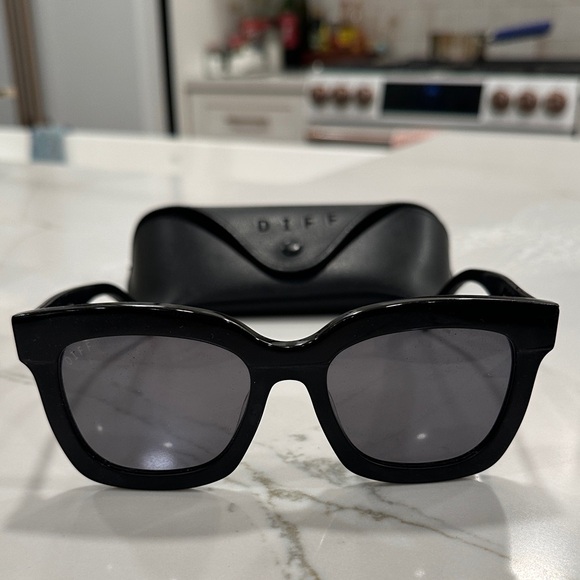 DIFF Carson Black Sunglasses - Picture 3 of 10